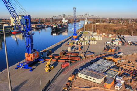 Rendsburg Port profiliert sich  als Partner der Windenergie – Spezialkrane verladen Turmsegmente