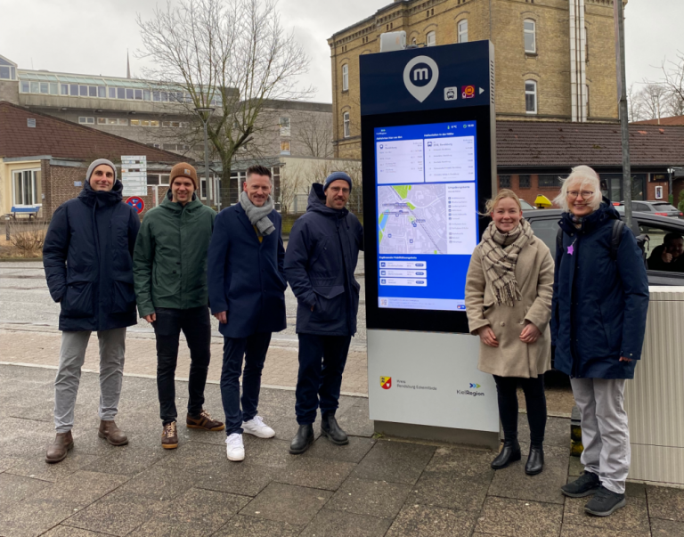 Echtzeit-Auskunft zu Mobilitätsangeboten am Rendsburger Bahnhof
