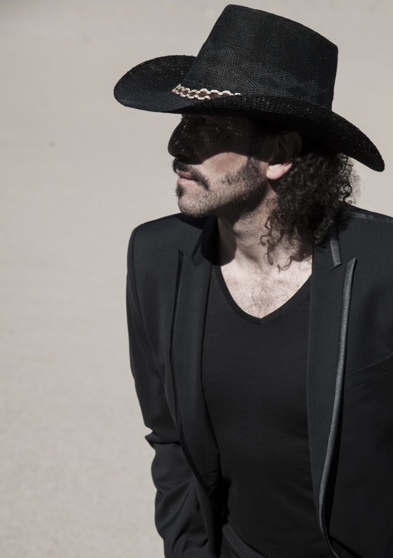 Daniel Puente Encina, präsentiert sein aktuelles Album Sangre y Sal am Eckernförder Strand