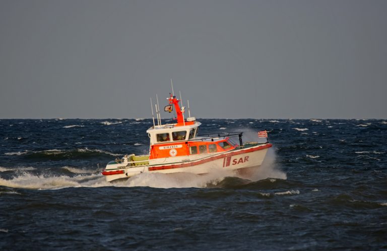 Mann über Bord eines Motorbootes vor Damp – Segelyacht-Crew rettet Schiffbrüchigen