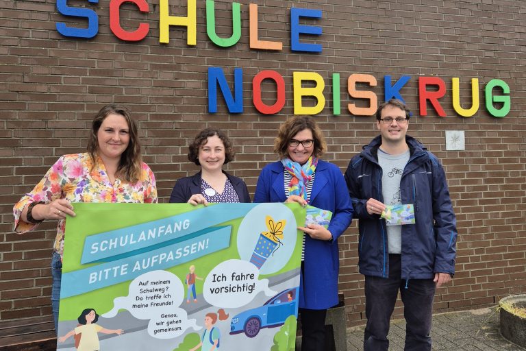 Glückskekse für einen sicheren Schulweg – Aktion zum Schuljahresbeginn in Rendsburg